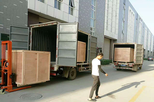 宜興客戶SMT設(shè)備專(zhuān)車(chē)送貨，貨到上門(mén)安裝調(diào)試