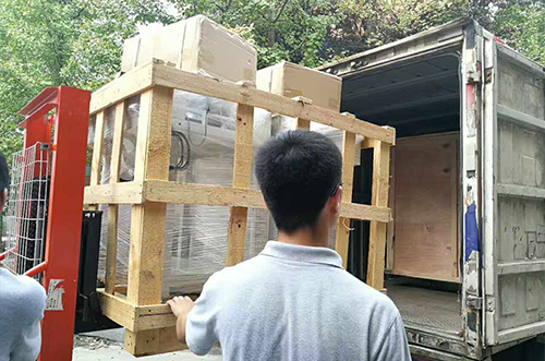 鎮(zhèn)江客戶SMT設(shè)備專車送貨，貨到上門安裝調(diào)試