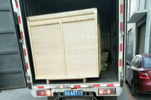 重慶客戶SMT設(shè)備專車送貨，貨到上門安裝調(diào)試