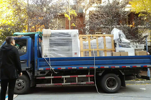 丹陽客戶SMT設(shè)備專車送貨，貨到上門安裝調(diào)試